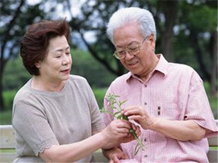 老花鏡科普：老人該如何緩解老花眼？